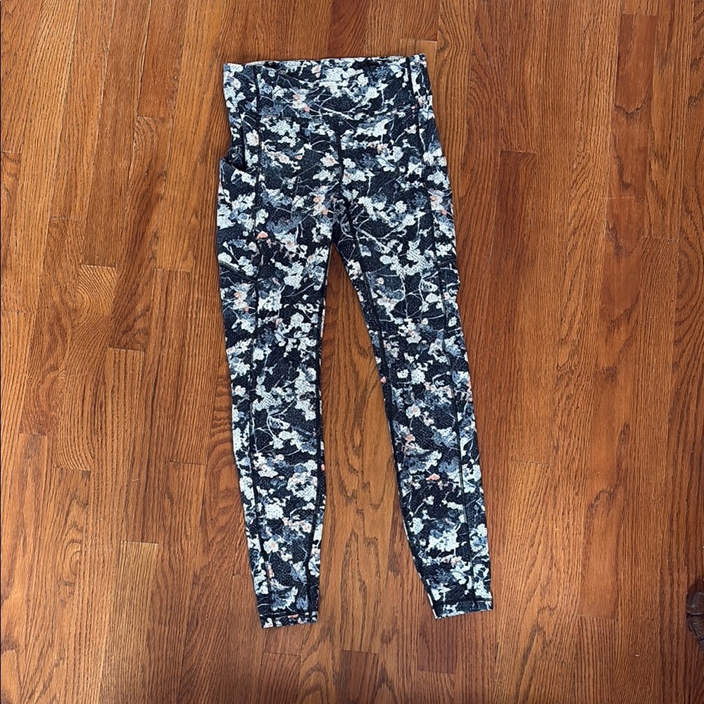 Lululemon athletica 7/8 legging with two side pockets and back zip pocket.